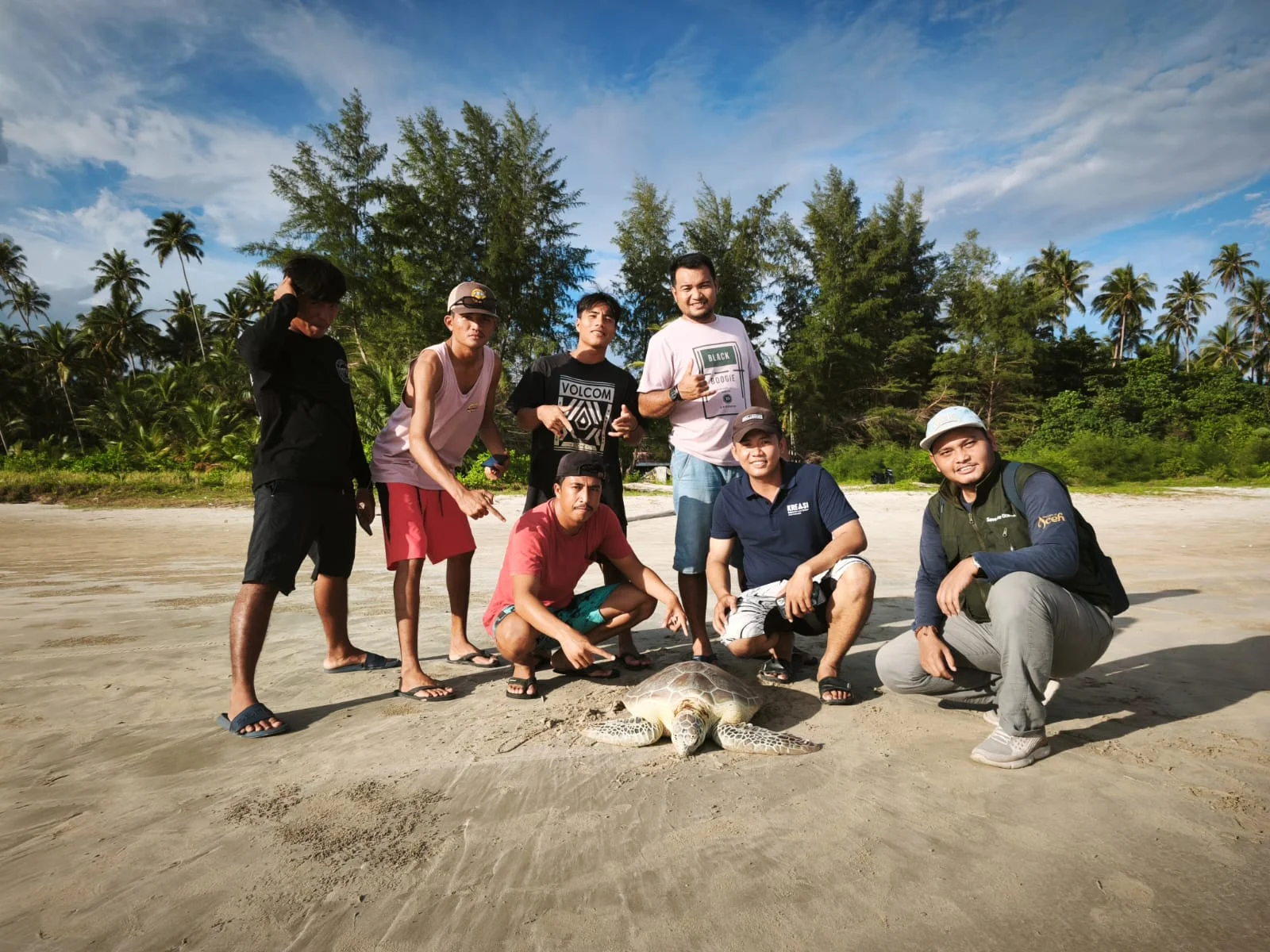 Afulu Boardriders Lepasliarkan Penyu Hijau Dewasa, Terinspirasi Konservasi Penyu di Pantai Lampuuk