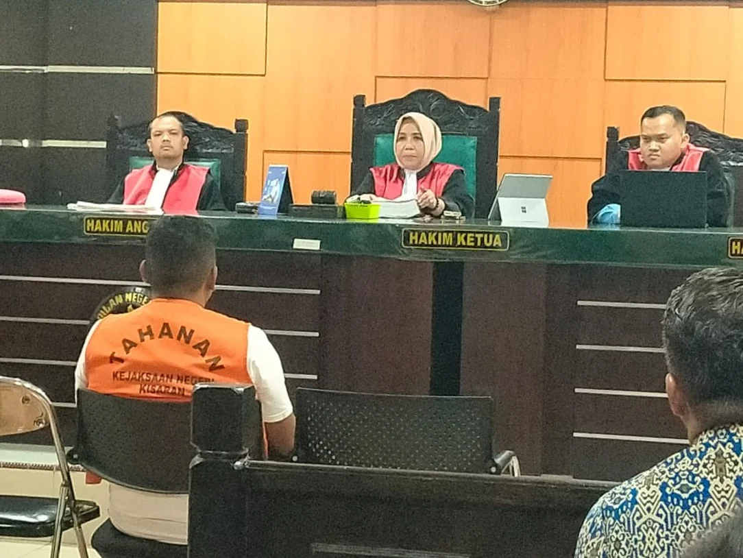 Alfi Hariadi Siregar sebagai tahanan kejaksaan hadir di Pengadilan Negeri Kisaran Foto Arifin Al Alamudi - Benarkah Sidan...