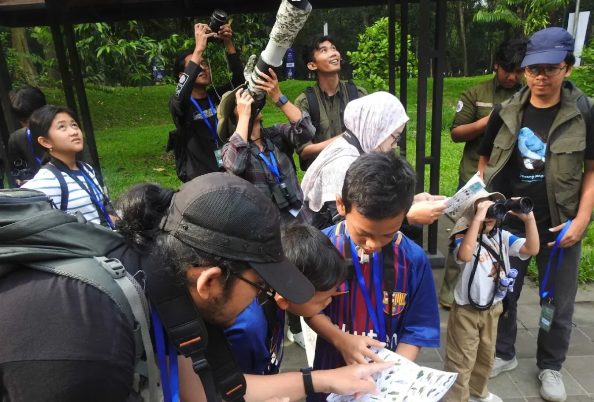 Para peserta Weekend Birding sedang mengidentifikasi burung yang ditemui dibantu pamflet identifikasi Foto Burung Indones...