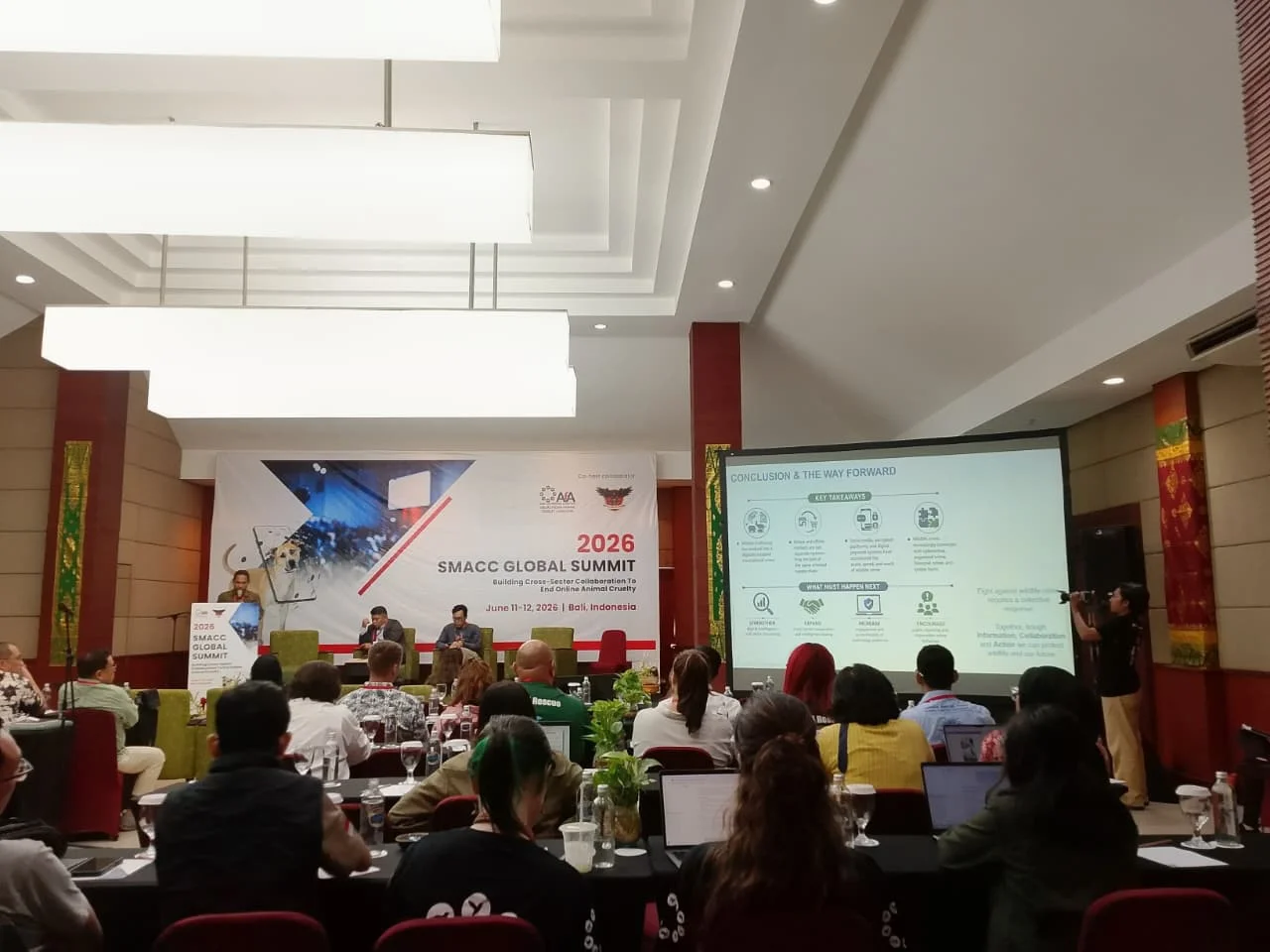 Para hadirin pertemuan SMACC Global Summit 2026 berdiskusi diskusi terkait kekejaman satwa di ruang digital pada Kamis 11...