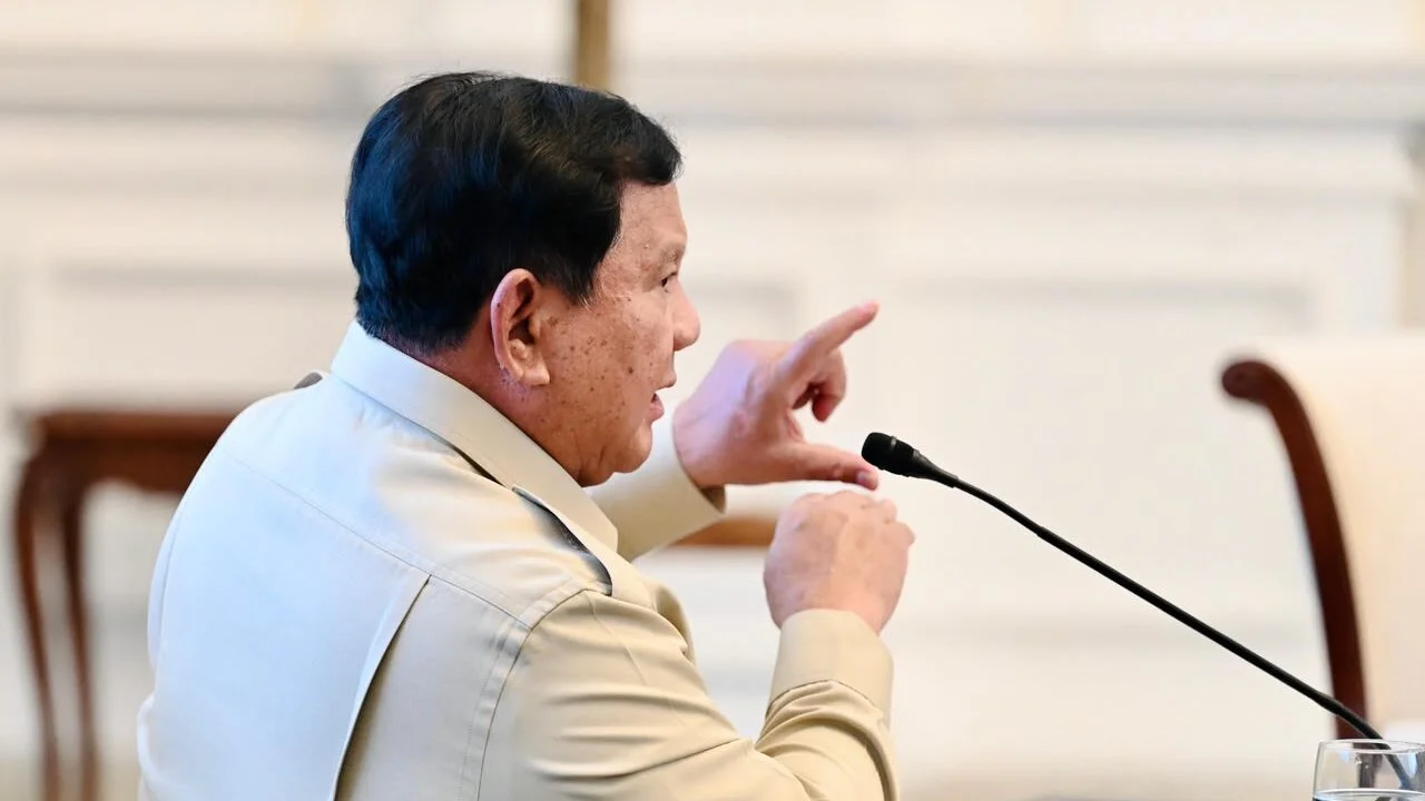 Prabowo Subianto memimpin diskusi bersama sejumlah akademisi dari berbagai lembaga riset dan perguruan tinggi di Istana Me...