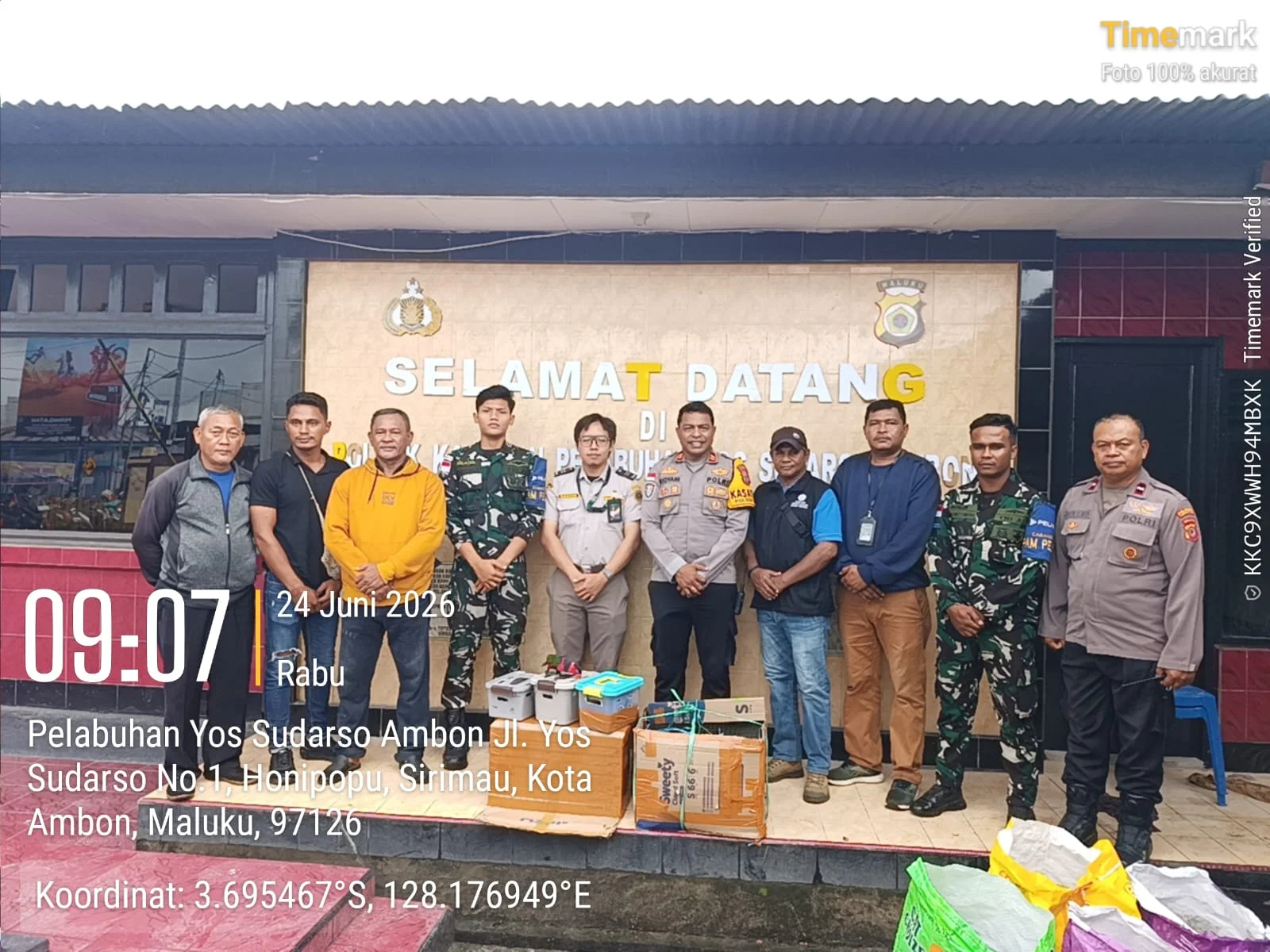 Petugas dan barang bukti berupa belasan satw liar yang diamankan dari KM Ciremai Rabu 2462026 Foto BKSDA Maluku - Gagalka...