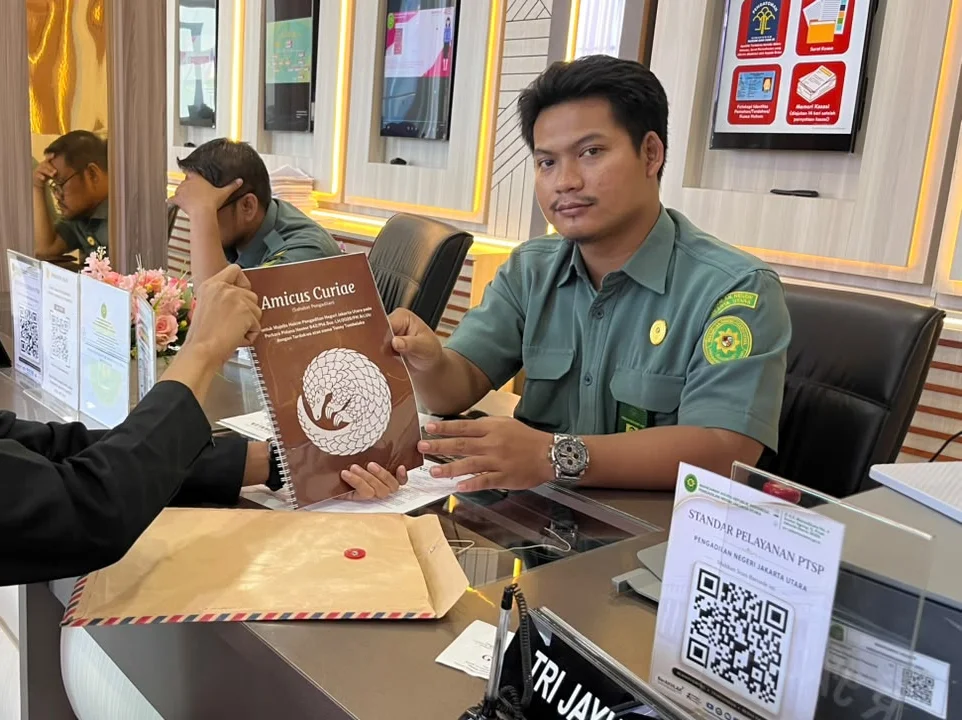Penyerahan dokumen Amicus Curiae oleh perwakilan Garda Animalia kepada pihak PN Jakarta Utara Foto Garda Animalia - Garda...
