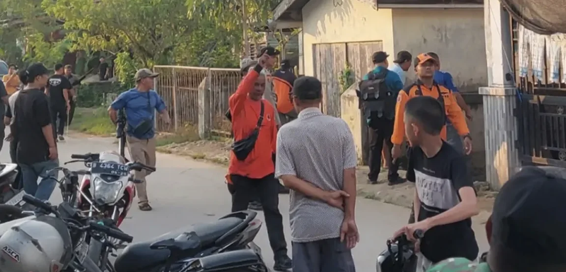 Tim gabungan melakukan penyisiran untuk mengamankan monyet di Tembilahan Indragiri Hilir Selasa 482026 Foto Riau Pos - K...