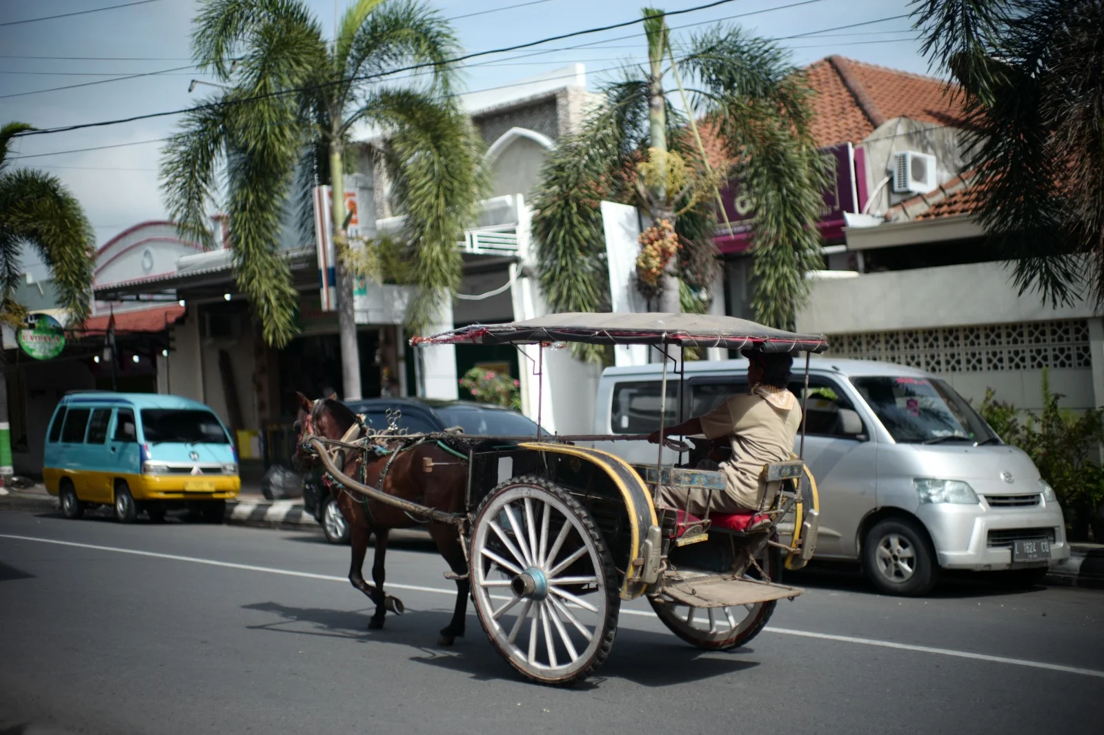 Sebuah delman yang tengah melaju di jalanan Jakarta Foto Irwan ZahuriPexels - Mengapa Hukum Mengenal Batas Kerja bagi Man...