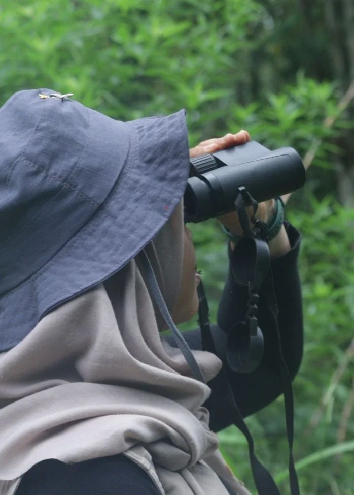 Peserta melakukan pengamatan burung di pagi hari di Desa Mandalare Foto NadaaGarda Animalia - Menjaga Harmoni Alam dari D...