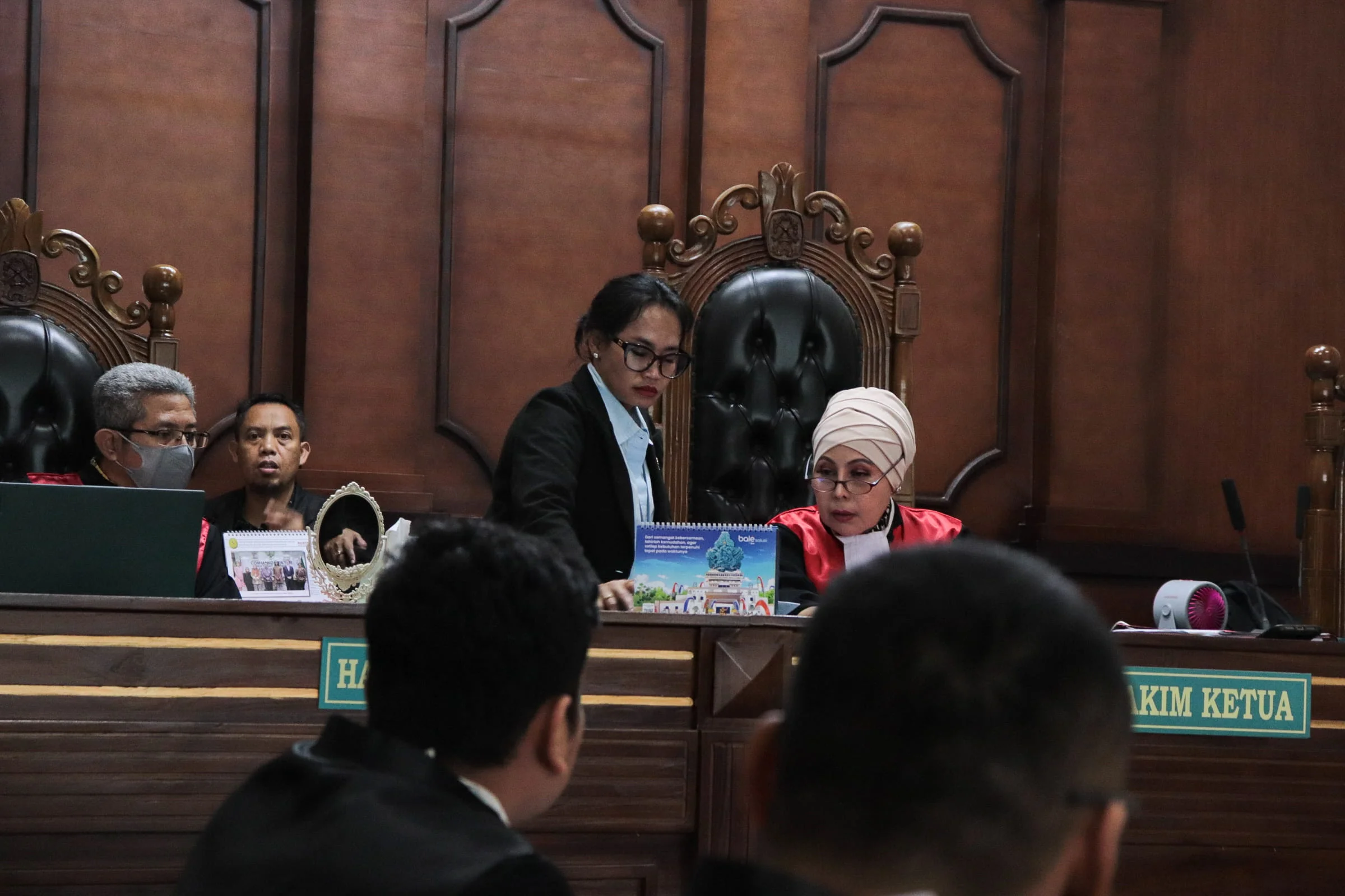 Ketua Majelis Hakim Sorta Ria Neva sedang menentukan kapan sidang selanjutnya yang tertunda di PN Jakarta Utara Kamis 1102...