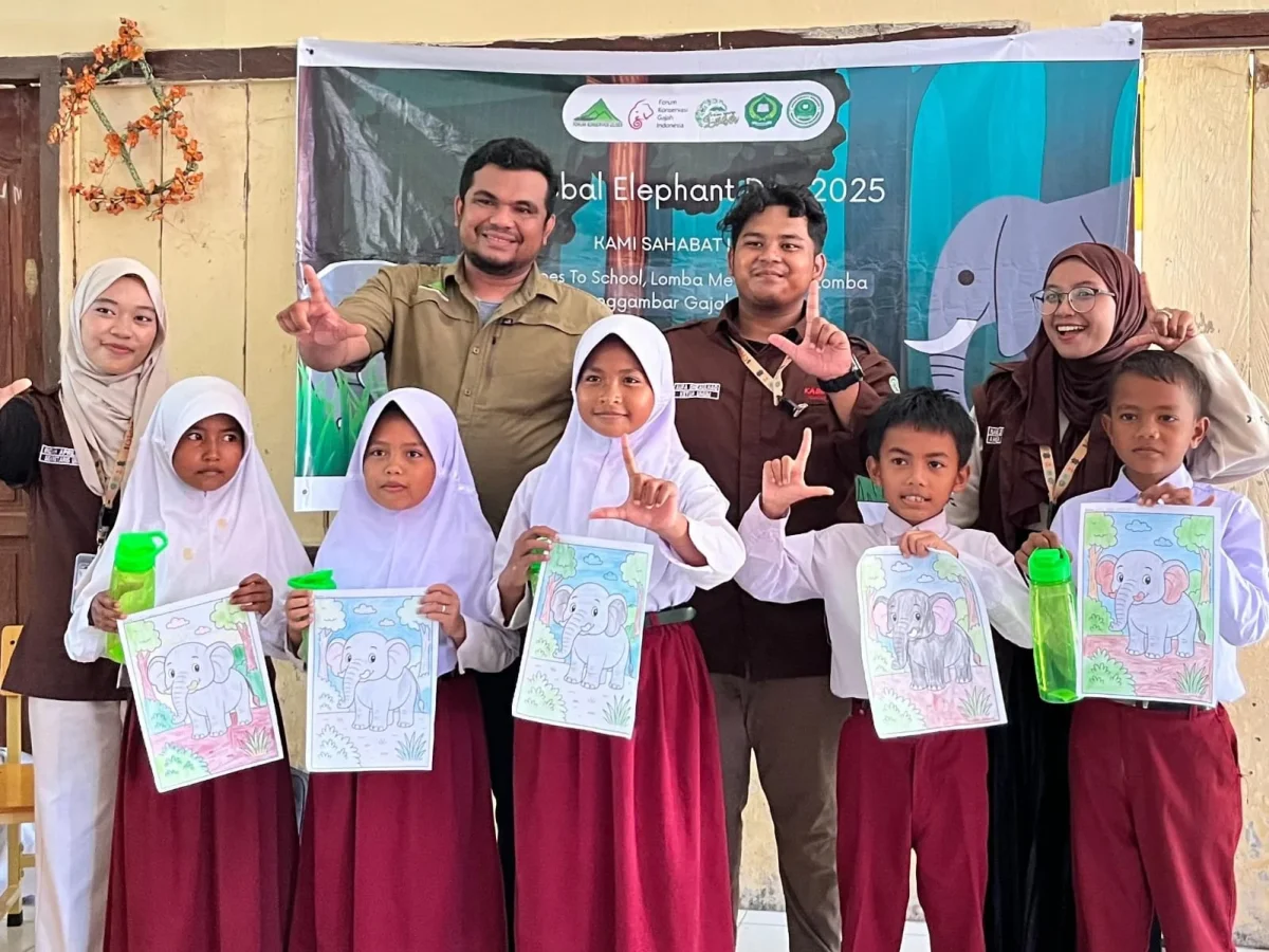 Sejumlah siswa memperlihatkan gambar hasil mewarnai dalam kegiatan Global Elephant Day 2025 yang diselenggarakan oleh Kami Sahabat Leuser. | Foto: KSL