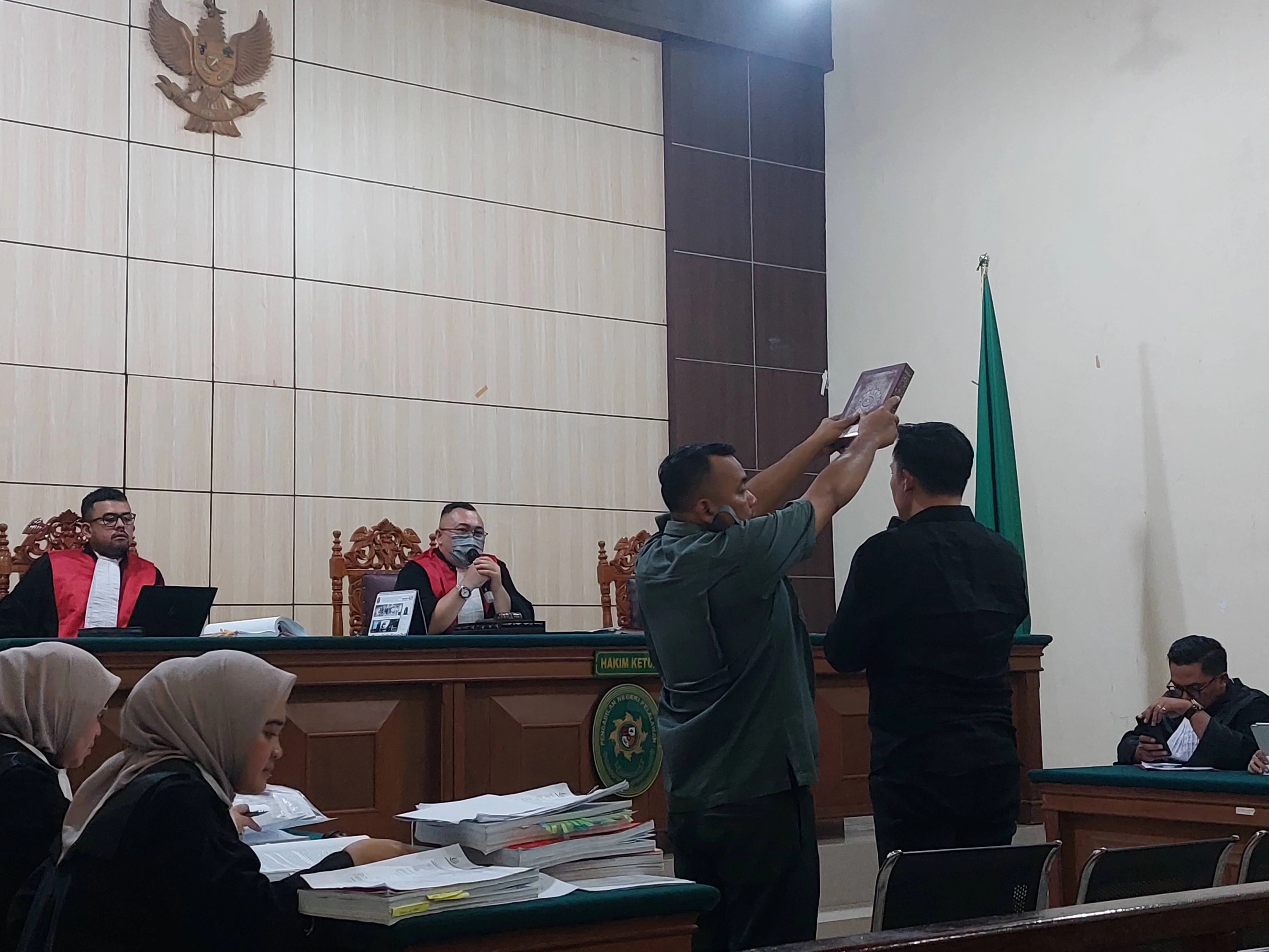 Setelah agenda penolakan putusan sela sidang dilanjutkan dengan agenda mendengarkan keterangan saksi dari petugas x-ray Ba...