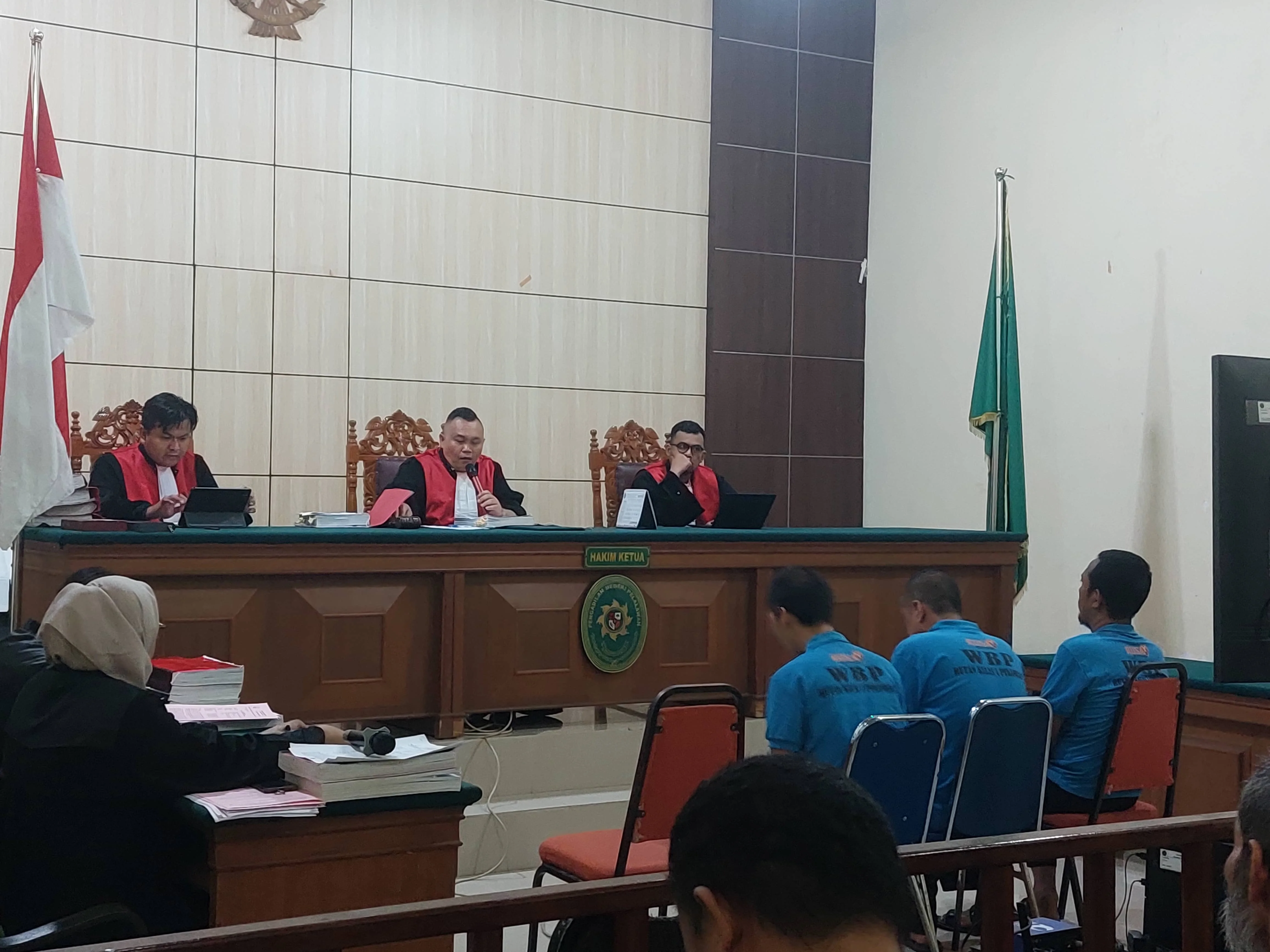 Sidang Sindikat Perburuan Gajah Pelalawan Digelar Malam, Satu Terdakwa Tertinggal di Rutan