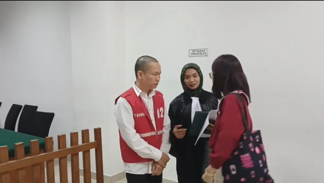 Terdakwa penyulundupan sisik trenggiling Lã Văn Phương saat didampingi kuasa hukum dan penerjemah di Pengadilan Negeri PN...