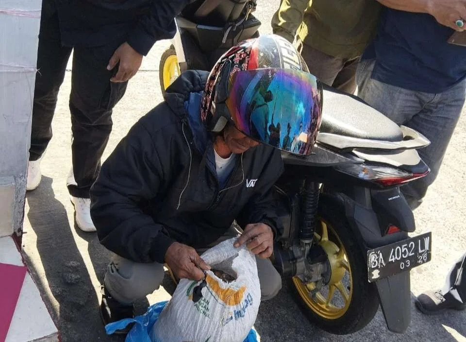 Seorang pria yang diamankan oleh Gakkum sedang mengangkut sisik trenggiling. | Foto: Gakkum Kemenhut