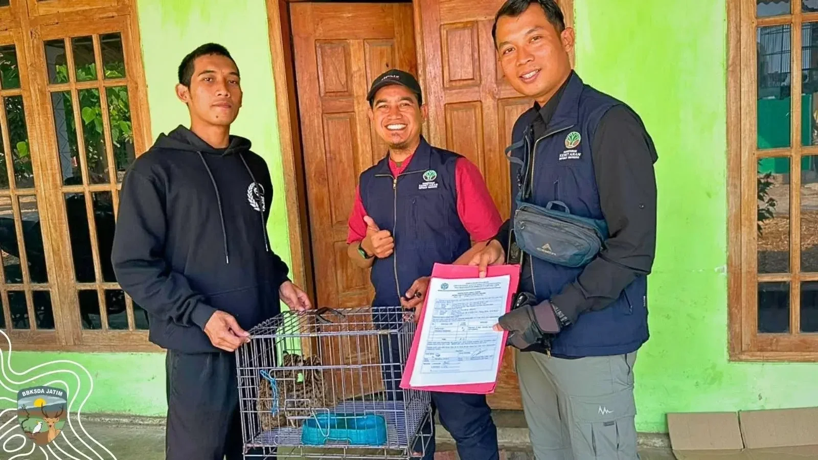Warga Tulungagung Selamatkan Dua Kucing Kuwuk yang Lolos dari Api