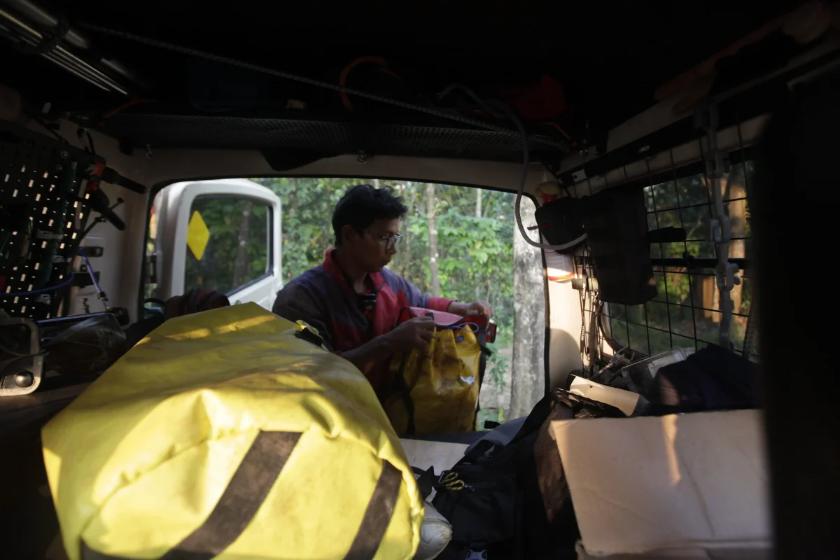 Ia menyiapkan menyiapkan peralatan yang tersusun di bagian belakang mobilnya sebelum melakukan penelitian penghitungan ulang udang purba jawa (Stenasellus javanicus) di Gua Cikarae, Klapanunggal, Kabupaten Bogor.