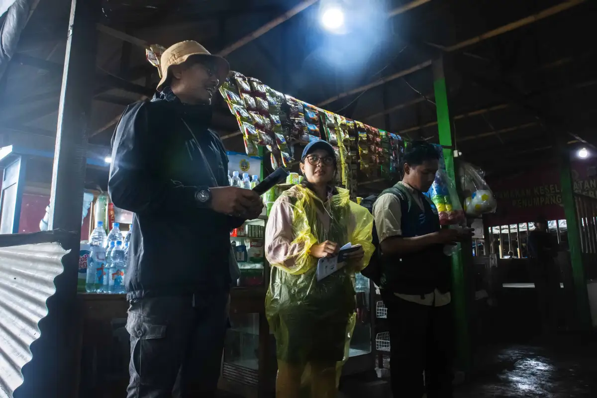 Peneliti Burung Indonesia Ridha (kiri), Constituency Development Officer Burung Indonesia Debby (tengah), dan Koordinator AWC Indonesia 2026 Yaumud (kanan), memberikan arahan kepada peserta di Pantai Tanjung Pasir, ditemani tempias hujan yang sedikit membuat menggigil.