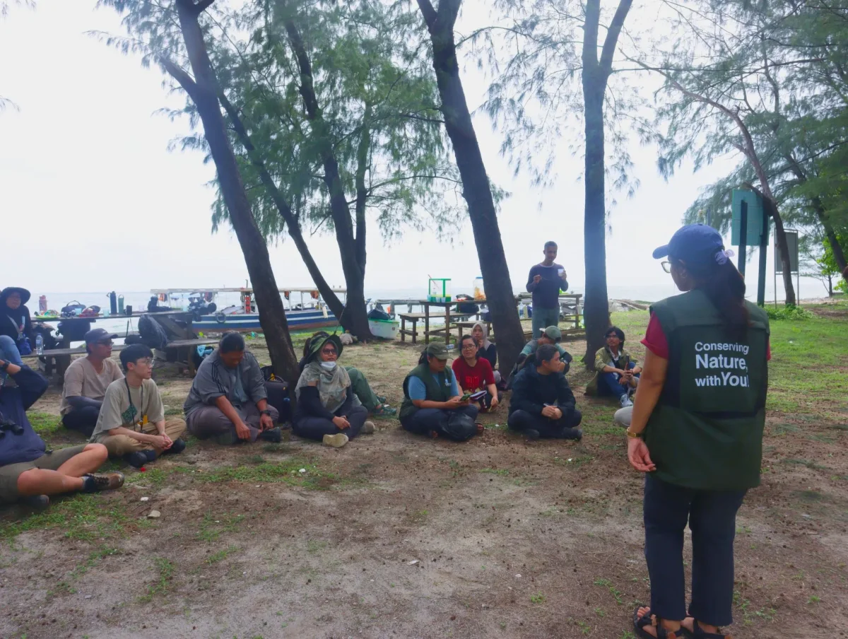 Para peserta dan fasilitator berkumpul untuk menceritakan jenis dan jumlah burung yang dicatat selama pengamatan di beberapa titik di Pulau Rambut.