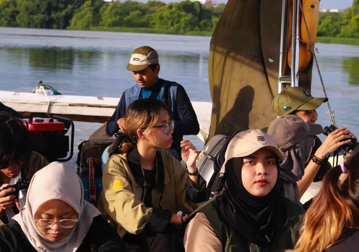 Perahu yang membawa peserta dari Wildlife Jakarta, Jakarta Birdwatcher’s Society, KPB Nycticorax UNJ, dan KSHL Comata UI perlahan meninggalkan Dermaga Pos 3 Hutan Lindung Angke Kapuk. Meski berpuasa, semangat mereka tetap menyala menyusuri perairan demi mencatat jejak burung-burung air di pesisir utara Jakarta.