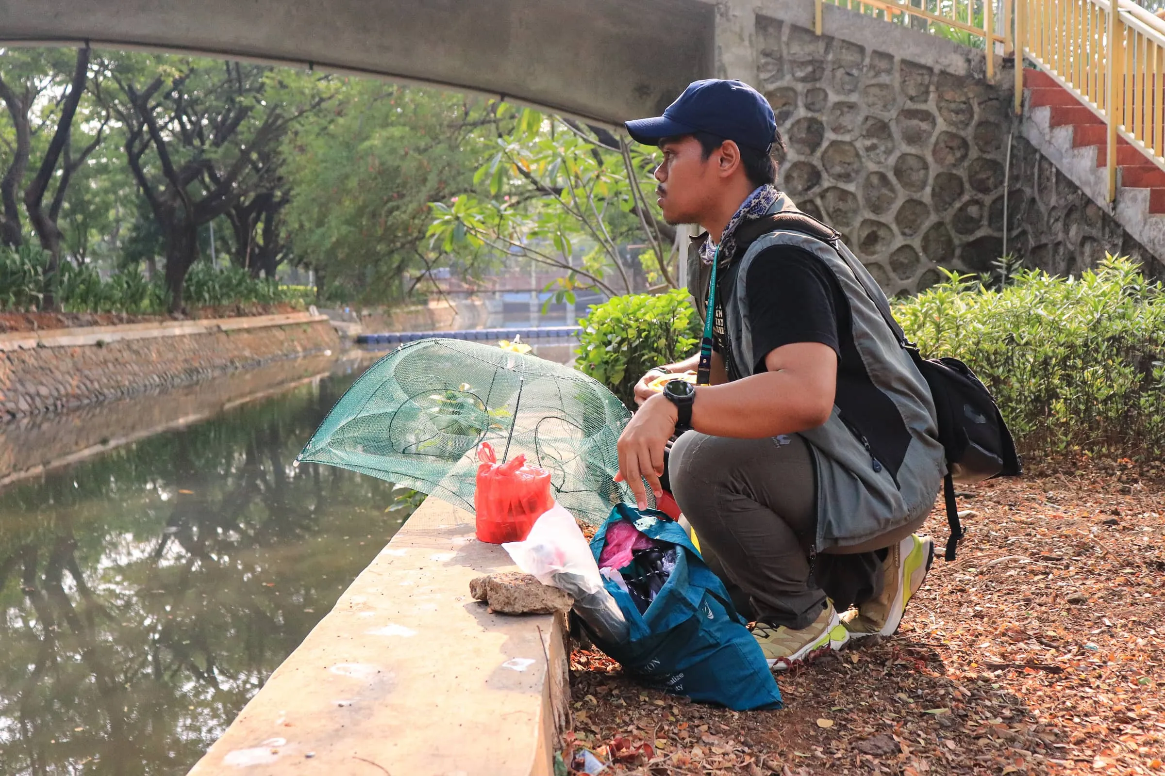 Azriel mempersiapkan bubu yang akan digunakan untuk memonitoring ikan air tawar. Ikan yang tertangkap akan diidentifikasi dan dicatat sebelum dilepaskan kembali ke habitatnya.