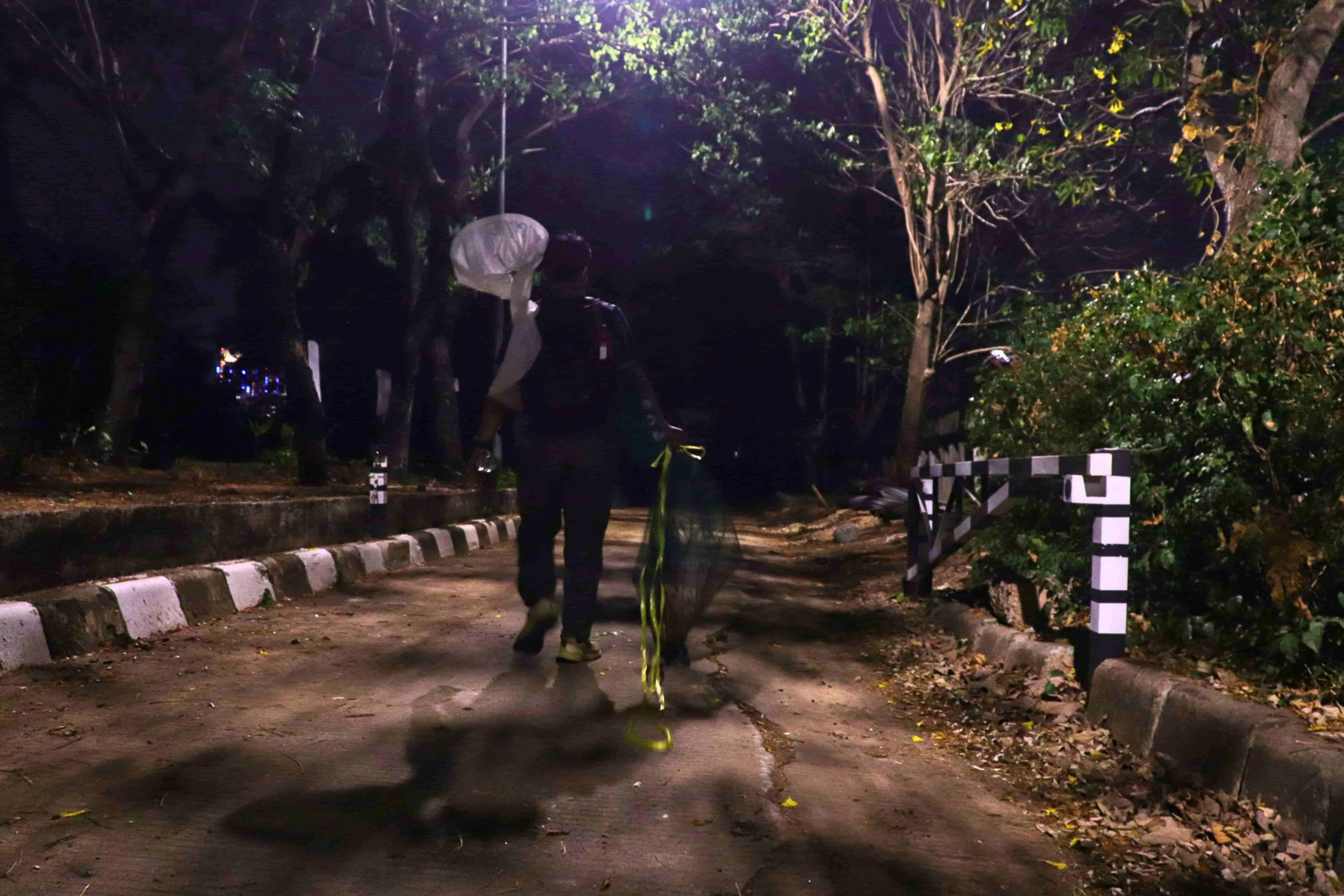Hingga malam tiba, ikan tak kunjung didapat. Azriel membawa bubu yang hanya berisi daun dan lumpur.